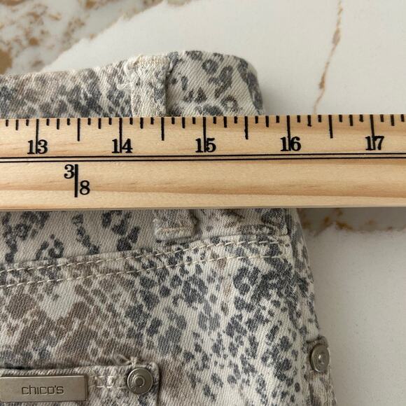 Chicos So Slimming Girlfriend Jeans Slim Leg Animal Print SZ6R - Picture 7 of 8